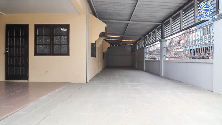 *****ทาวน์เฮ้าส์มือสองย่านนนทบุรี ม.ทิพย์นคร กรุงเทพ-นนทบุรี หลังมุม! เนื้อที่เยอะแบบจัดเต็มถึง 39 ตร.ว. ฟังก์ชัน 3 ห้องนอน 2 ห้องน้ำ 3 ที่จอดรถ บนทำเลเดินทางสะดวก เพียง 550 เมตรก็ถึงรถไฟฟ้าสายสีม่วง "สถานีแยกติวานนท์" และทางด่วน "งามวงศ์วาน" ห้ามพลาด!